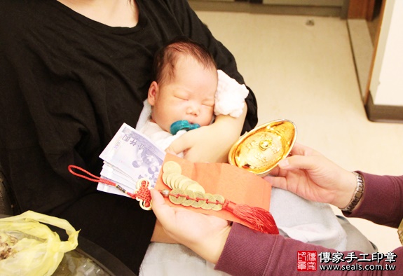 剃胎毛、滿月剃頭、嬰兒剃頭、嬰兒理髮、嬰兒剃髮、嬰兒剃胎毛、嬰兒滿月剃頭、寶寶剃頭、剃胎毛儀式、剃胎毛吉祥話、滿月剃頭儀式、滿月剃頭吉祥話、寶寶剃胎毛、寶寶滿月剃頭理髮、 新北永和區剃胎毛、新北永和區滿月剃頭、 新北永和區嬰兒剃頭剃胎毛、新北永和區嬰兒理髮、新北永和區嬰兒剃髮、陳寶寶(新北永和區到府嬰兒寶寶滿月剃頭理髮、免費到府嬰兒剃胎毛儀式吉祥話)。到府剃頭剃胎毛主持、專業拍照、DVD光碟、證書。★購買「臍帶章、肚臍章、胎毛筆刷印章」贈送：剃頭、收涎、抓周，三選一。2016.01.03 照片13